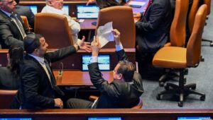 trump konusuyordu israil meclisinde filistini taniyin pankarti acildi tXBYtJ7C.jpg